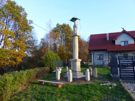 Kapliczka kolumnowa Matki Boskiej z 1863 roku w Łąkcie Górnej - widokpo remoncie - 2018.