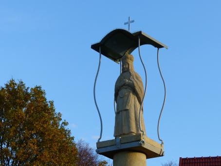 Kapliczka kolumnowa Matki Boskiej z 1863 roku w Łąkcie Górnej - widokpo remoncie - 2018.