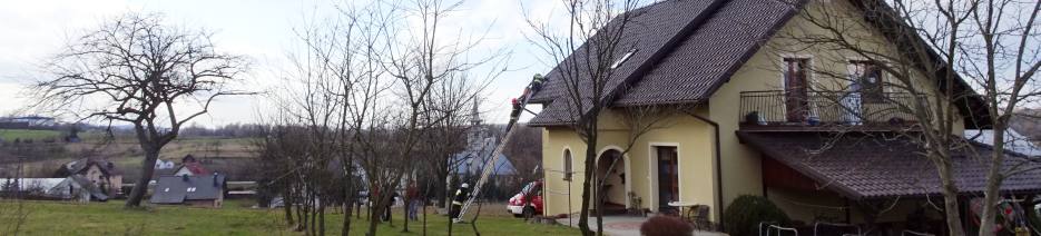 Strażacy zakłądaja dachówki na domu w Łakcie Górnej - 11.03.2019