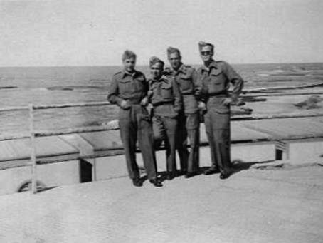 W. Hejmo - pierwszy z prawej - Aleksandria 28.03.1942 r.