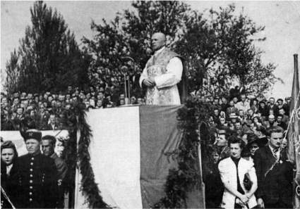 Ks.Franciszek Juszczyk podczas goszenia kazania.