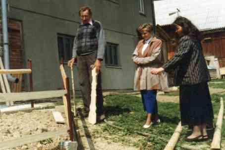 Stanisaw Paruch, Zofia Marcinek i Barbara Urban - przed domem ciesli w Rozdzielu.
