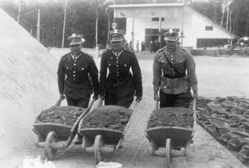 Rok 1935, Sowiniec pod Krakowem. Oficerowie bior udzia w akcji sypania kopca Jzefa Pisudskiego. Pierwszy z prawej - Jan Pasek w mundurze polowym, wtedy ju kierownik szkoy w Bytomsku.