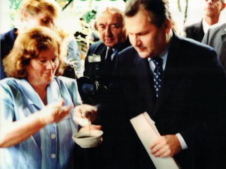 I. Pawecka czstuje miodem Prezydenta A.Kwaniewskiego - 1998 r.