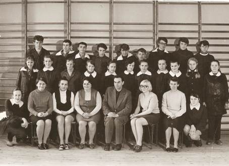 Jan Przenioso z uczniami i nauczycielami.