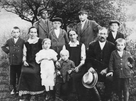 Rodzina Albiny Sroka (druga z lewej).