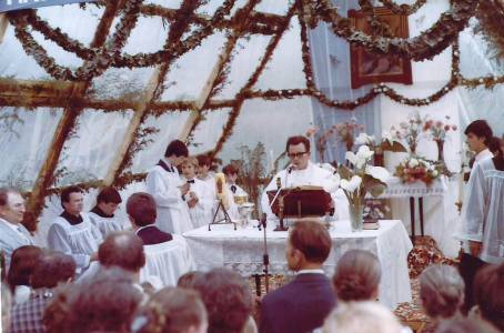 1986 rok - naboestwo w polowej kaplicy.