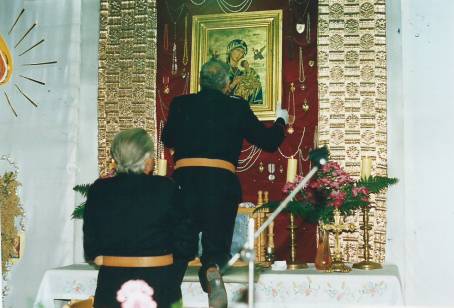 16 XI 1991 r. - przeniesienie obrazu Matki Boej Nieustajcej Pomocy ze starej kaplicy do kocioa.