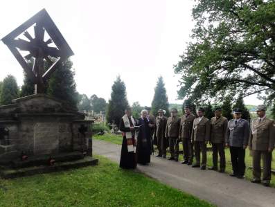 Modlitwa na cmentarzu I wojny wiatowej nr 302 w egocinie.