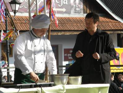 Aktor Piotr Cyrwus (z prawej) podczas pokazu kulinarnego.