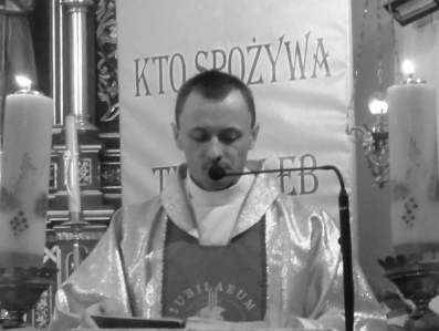 Ksidz Ryszard Sroka podczas czytania Ewangelii w kociele parafialnym w egocinie.