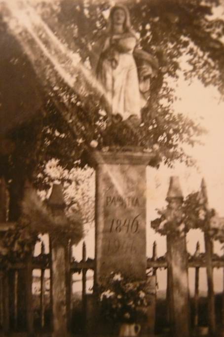 Figura Matki Boskiej w Rozdzielu. Ok. 1950 r.