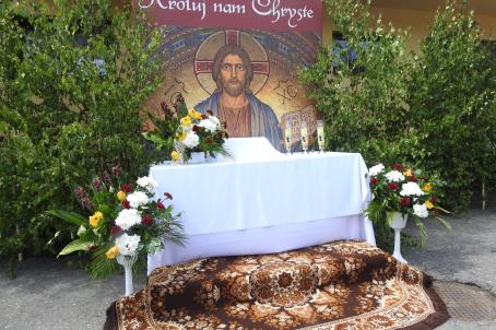 Ołtarz przygotowywany przez parafian z Bytomska.