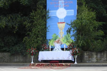 Ołtarz przygotowywany przez parafian z Rozdziela.