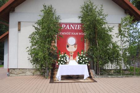 Ołtarz przygotowywany przez parafian z Żegociny.