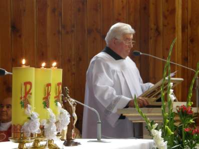 Ks. proboszcz Leszekd Dudziak odczyta ogoszenia parafialne.