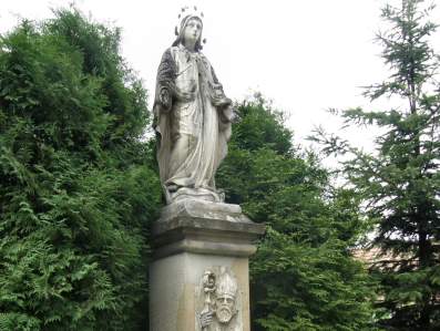 Figura Najwitszej Panny Maryi Niepokalanie Pocztej w egocinie.