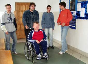 Piotr z kolegami na korytarzu szkolnym.