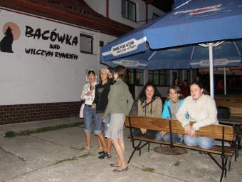 egociskie uczennice oczekuj na przyjazd Wgrw pod Bacwk.