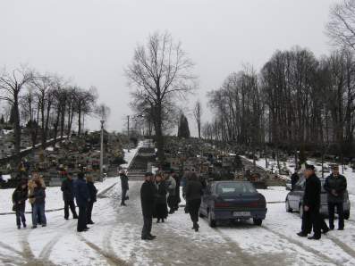 Parafianie z egociny na cmentarzu w Ptaszkowej (27 stycznia 2008 r.)