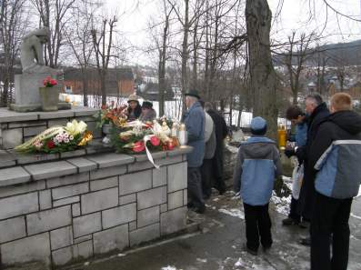 Parafianie z egociny na cmentarzu w Ptaszkowej (27 stycznia 2008 r.)