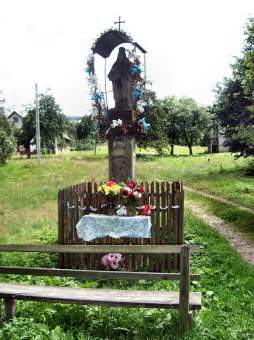 Figurka Matki Boej w Bytomsku - widok z 2002 roku.