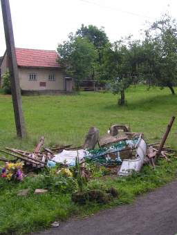 Figurka Matki Boej w Bytomsku - widok po wypadku (VI.2008).