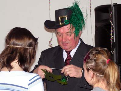 Wjt Gminy egocina Jerzy Boniarz odarowany przez dzieci kapeluszem.