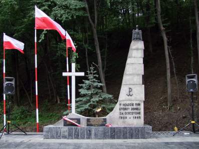 Pomnik Ofiar II Wojny wiatowej w egocinie.