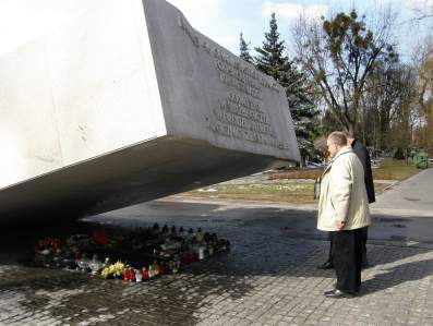 egociscy radni przy grobach Ofiar Katastrofy Smoleskiej na Powzkach.