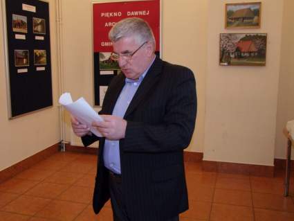 Zdzisaw Janiczek ogasza wyniki konkursu.