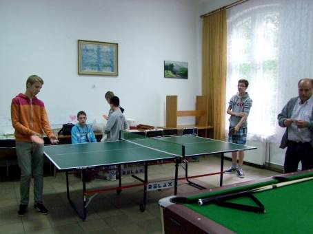 Turniej tenisa stoowego w wietlicy Wiejskiej w Bednie.
