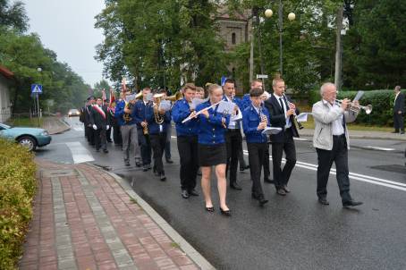 Przemarsz orkiestry i pocztw sztandarowych.