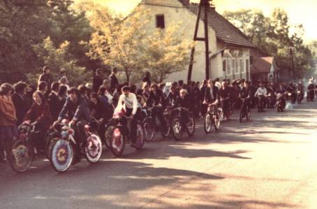 Banderia rowerowo-motocyklowa w drodze do kościoła.