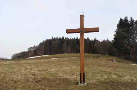 Odnowiony krzyż na cmentarzu cholerycznym w Rozdzielu.