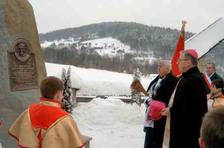 24 stycznia 2004 - odsłonięcie i poświęcenie obelisku ks. A. Poręby.