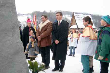 24 stycznia 2004 - odsłonięcie i poświęcenie obelisku ks. A. Poręby.