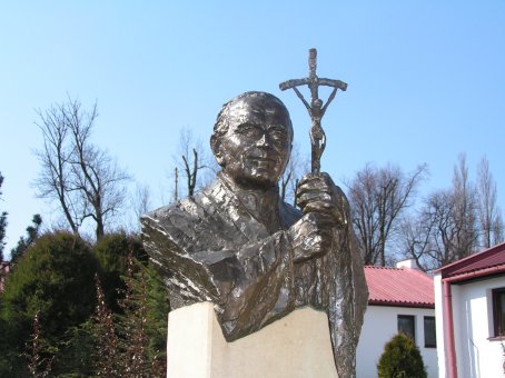 Pomnik Jana Pawla II w Lakcie Górnej.