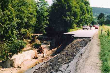 Zniszczona pzez Sankę droga w Żegocinie po powodzi 9 lipca 1997 r.