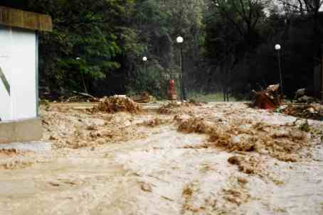 Sanka w cenrum Żegociny w dniu powodzi - 09.07.1997 r.