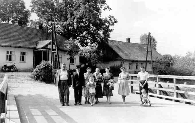 1960-01 Na moście przed Pocieszką.