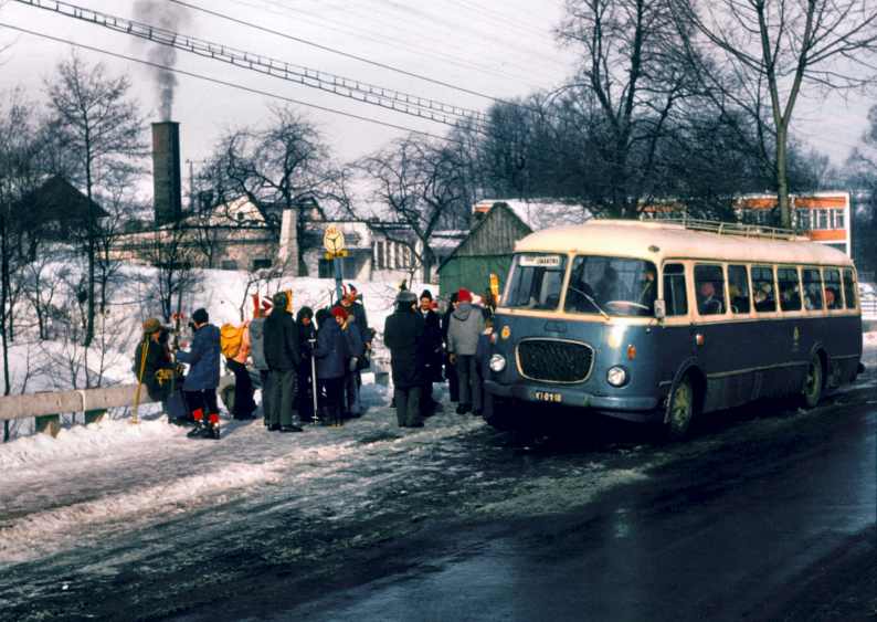 1976. Na przystanku w Żegocinie. 