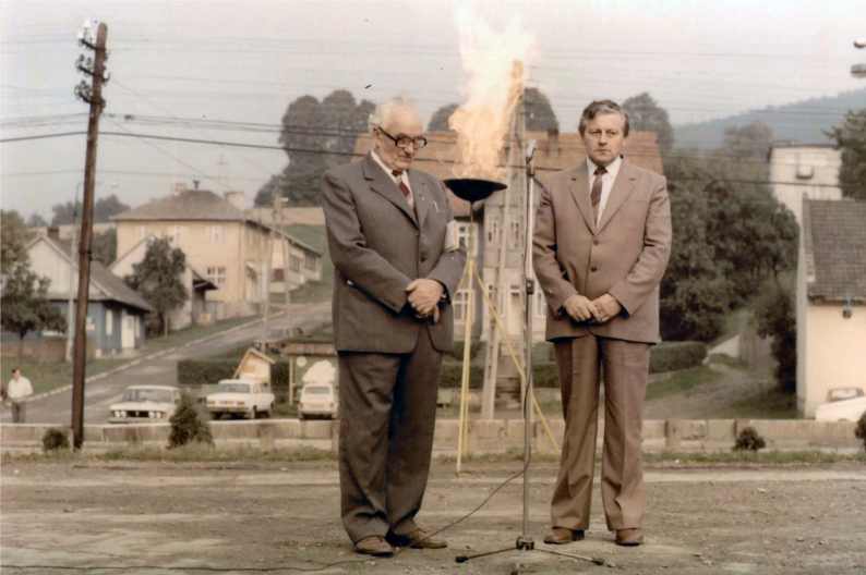 1984-11. Zapalenie znicza gazowego w egocinie.