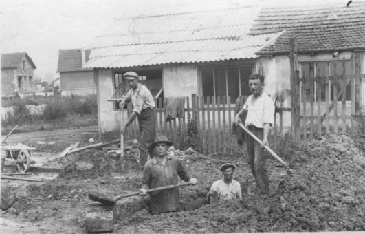 Ok. 1935 r. Grupa polskich robotników we Francji.