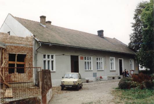 Szkoa Podstawowa w kcie Dolnej. Zdjcie z 1995 roku.