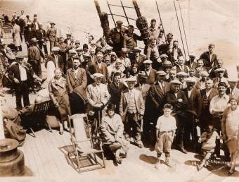 Emigranci na statku pasaeskim "Aqutania", pyncym do Nowego Jorku.