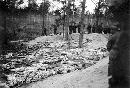Zdjcie z ekshumacji cia polskich oficerw zamordowanych przez NKWD w Katyniu.