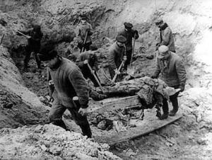 Zdjcie z ekshumacji cia polskich oficerw zamordowanych przez NKWD w Katyniu.
