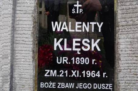 Tablica inskrypcyjna na grobie Walentego Kl�ska.