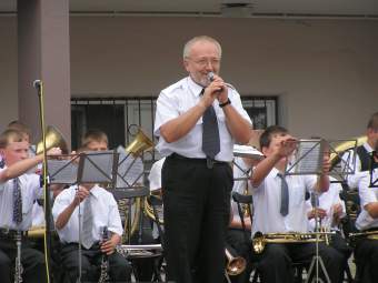 Mieczysław Kędra w roli konferansjera. 